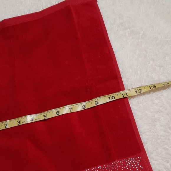 Elegant Red and White Bath Towels - Picture 13 of 13